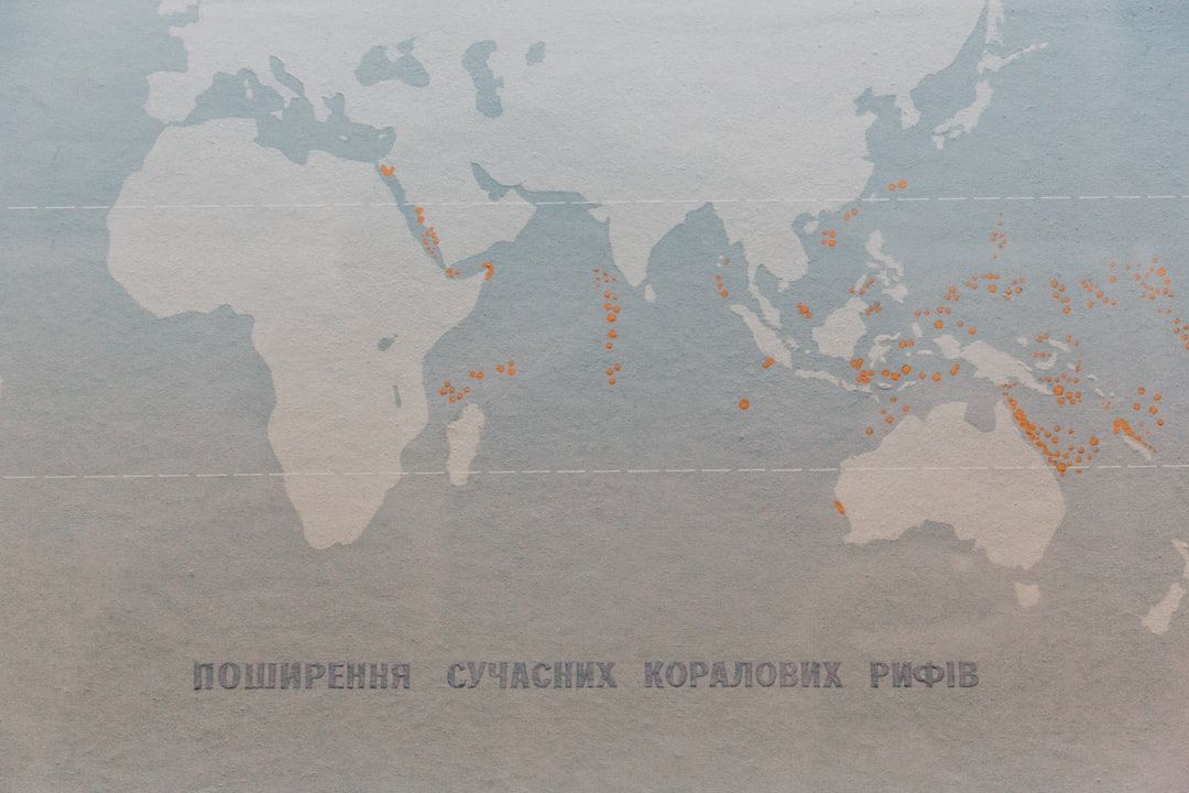 Verdenskart som viser global utbredelse med oransje markeringer.