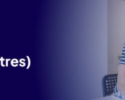 En mann sitter foran en bærbar PC og utfører internasjonale betalinger.